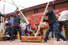Les gens participent au concours de pilage de gâteaux de riz, une activité traditionnelle lors de la Fête « Kiêng gio ». Photo : NDEL.
