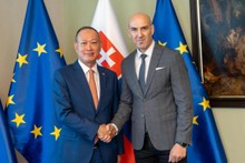 L'ambassadeur vietnamien Pham Truong Giang en Slovaquie (à gauche) et le conseiller du ministre slovaque de l'Intérieur, Ladislav Csémi. Photo : VOV.