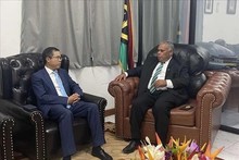 L'ambassadeur du Vietnam en Australie et au Vanuatu, Pham Hung Tam (à gauche) rencontre le Premier ministre Jotham Napat. Photo : VNA.
