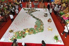 Des plats vietnamiens sont alignés en forme de Vietnam lors de la commémoration du prince Lang Lieu - le septième roi Hung - le 7 mai dans la ville de Viet Tri, province de Phu Tho. Photo : VNA.