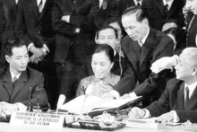 Le 27 janvier 1973, au Centre des conférences internationales à Paris (France), Nguyen Thi Binh, ministre des Affaires étrangères du Gouvernement révolutionnaire provisoire de la République du Sud Vietnam, a signé les Accords de Paris mettant fin à la guerre et rétablissant la paix au Vietnam. Photo d’archives.