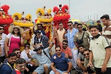 Des touristes indiens prennent des photos souvenirs avant d'embarquer sur un bateau pour visiter la baie d'Ha Long. Photo : NDEL.