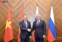 To Lam (gauche) et Viatcheslav Volodine. Photo : VOV.