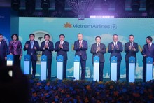 Le SG du Parti To Lam (5e à droite) lors de la cérémonie de l'inauguration du vol direct Hanoï-Moscou. Photo : NDEL.