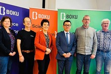 L'ambassadeur Vu Le Thai Hoang et des responsables de l'université BOKU de Vienne. Photo : NDEL