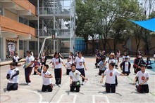 Lors d’un cours d'éducation physique à l’Escuela Primaria Republica Socialista de Vietnam. Photo: VNA