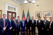 Le vice-ministre vietnamien des Finances, Cao Anh Tuan (4e à partir de la droite), et le secrétaire adjoint aux finances internationales du département du Trésor américain, Robert Kaproth (6e à partir de la gauche), ainsi que d'autres responsables américains et vietnamiens posent pour une photo de groupe lors de leur réunion à Washington DC le 14 mai. Photo : VOV.