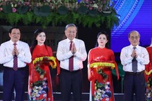 Le secrétaire général du Parti To Lam et les représentants de l’autorité locale ont coupé le ruban pour inaugurer le monument « l'Oncle Ho visite son village natal ». Photo : VNA