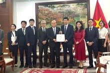 Le vice-ministre vietnamien de la Culture, des Sports et du Tourisme, Ho An Phong et la délégation de l’Institut japonais de recherche sur les transports et le tourisme, le 22 mai à Hanoi. Photo : NDEL