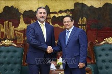 Le Premier ministre Pham Minh Chinh (à droite) serre la main du vice-président chargé des opérations de l’Autorité d’investissement d’Oman (OIA), le cheikh Nasser bin Suliman Al Harthi, à Hanoi, le 29 mai. Photo : VNA.