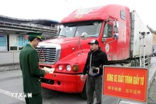 Les autorités inspectent les procédures des conducteurs de véhicules transportant des marchandises au poste-frontière international de Huu Nghi (province de Lang Son). Photo : VNA.