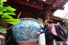 L'artisan Dao Viet Binh présente son chef-d'œuvre "Héros de Dien Bien" (diamètre de 1,65 m, haut de 1,1 m), une œuvre céramique illustrant la grandeur épique de l'histoire nationale. Photo : Thê Duong.