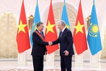 Le président du Kazakhstan, Kassym-Jomart Tokaïev (droite), et le secrétaire général du Parti communiste du Vietnam (PCV), To Lam. Photo : VNA.