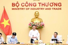 Le ministre de l’Industrie et du Commerce Nguyen Hong Dien (debout) exprime à la réunion de travail. Photo : NDEL.