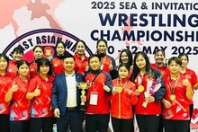 Les membres de l’équipe nationale de lutte du Vietnam posent avec la coupe du vainqueur par équipes. Photo : NDEL.