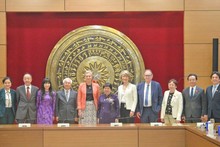 Mme Nguyen Thuy Anh (au centre), vice-présidente de la Commission centrale des politiques et stratégies, présidente du Groupe parlementaire d’amitié Vietnam – France, reçoit la délégation du Groupe d’amitié France – Vietnam du Parlement français. Photo : daibieunhandan.