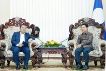Le Président du Conseil des membres du Groupe chimique du Vietnam en réunion avec le Vice-Premier ministre de la RDP Lao, Saleumxay Kommasith. Photo : Vinachem.
