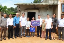 Les dirigeants de la Compagnie d’électricité de Dak Lak et le bureau de représentation du Journal Nhân Dân dans la province de Dak Lak ont remis une aide financière de 60 millions de dôngs au couple Nguyen Huu Dung et Ngo Thi Nhuan pour la construction de leur maison.