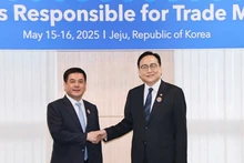 Le ministre Nguyen Hong Dien et le ministre Cheong In Kyo ont validé plusieurs solutions pour stimuler la coopération économique. Photo : congthuong.vn