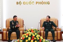 Le général d’armée Nguyen Tan Cuong (droite) et le lieutenant-général Roy Mabagos Galido. Photo : baobienphong.