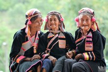 La beauté du costume traditionnel des Ha Nhi dans le village de Pa Pang.