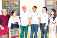 Le président de l’Association d’amitié Vietnam - Laos de la province de Thai Binh, Nguyen Duc Hanh (troisième à partir de la gauche), et la famille de deux filleuls laotiens. Photo : Journal de Thai Binh.