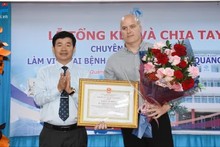 Remise d'un certificat de mérite au docteur Jorge Luis Diaz Puebla. Photo : baoquangngai.