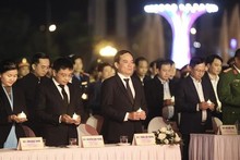 Lors de la cérémonie en hommage aux victimes des accidents de la route à Hoa Binh. Photo : VNA.