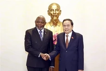Le président de l’Assemblée nationale vietnamienne Trân Thanh Mân (à droite) rencontre son homologue du Congo Vital Kamerhe. Photo : VNA.