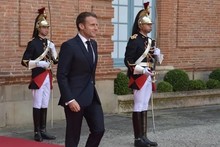 Le Président français, Emmanuel Macron, et des gardes devant l'Élysée. Photo : Getty Images.