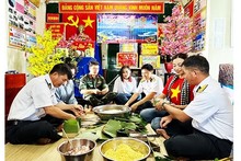 Préparation du « bánh chưng » (gâteau de riz gluant), un plat emblématique du Têt vietnamien, sur la plate-forme DK1/10. Photo : NDEL.