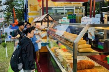 Le festival est une bonne occasion pour les visiteurs de découvrir l'histoire du « bánh mì » et de profiter des saveurs uniques de plus d’une centaine de types de sandwichs et plats à base du pain vietnamien, désormais de renommée mondiale.