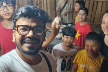 Sam Mittal prend une photo avec des enfants à Sa Pa (Nord) lors de sa visite en juin 2023. Photo : Sam Mittal