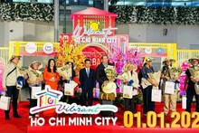 Le Service du tourisme de Hô Chi Minh-ville a accueilli les premiers touristes de 2025 lors d'une cérémonie organisée à l'aéroport international de Tân Son Nhât. Photo : VNA.