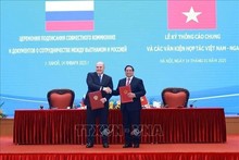 Les deux Premiers ministres vietnamien (à droite) et russe signent un communiqué conjoint. Photo : VNA.