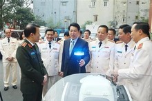 Le président vietnamien rend visite aux forces de la Garde. Photo : VNA.