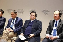 Le Premier ministre Pham Minh Chinh (2e à partir de la droite) lors du séminaire. Photo : VNA