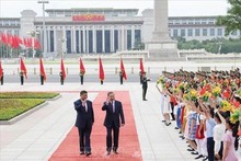 Le secrétaire général du Parti communiste chinois et président chinois Xi Jinping et son épouse président la cérémonie d’accueil en l’honneur du secrétaire général du Parti communiste du Vietnam et président vietnamien Tô Lâm (à droite) et l’épouse de celui-ci en visite d’Etat en Chine, du 18 au 20 août 2024. Photo : VNA.