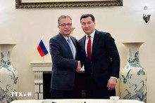 L’ambassadeur du Vietnam en Russie, Dang Minh Khoi (gauche), et le chef de la République de Kalmoukie, Batou Khasikov. Photo : VNA.