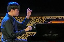 Le jeune pianiste vietnamien Nguyen Duc Kien. Photo : nhandan.vn
