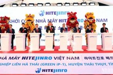 Lors de la cérémonie de mise en chantier de la distillerie de soju du groupe sud-coréen Hitejinro, le 5 février dans le parc industriel de Lien Ha Thai, province de Thai Binh (au nord). Photo: NDEL.