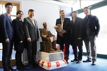 Une délégation de l’ambassade du Vietnam au Royaume-Uni pose devant la statue du Président Hô Chi Minh lors d’une visite au musée de Newhaven. Photo: VNA