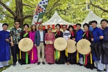 L’ambassadeur Pham Hùng Tâm aux côtés de son homologue malaisien en Australie et des artistes de la troupe de Quan Ho Bac Ninh. Source: Ambassade du Vietnam en Australie.