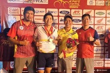 Hoàng Hai Nam (deuxième en partant de la gauche) décroche la médaille d'or dans la catégorie des 60 ans et plus aux Championnats d'Asie de cyclisme sur route 2025. Photo: FBNV.