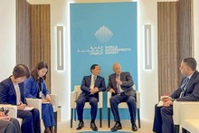 Lors d'une rencontre entre le vice-Premier ministre et ministre vietnamien des Affaires étrangères, Bui Thanh Son (au centre, à gauche), et le secrétaire général de la Ligue arabe, Ahmed Aboul Gheit, le 12 février à Dubaï, aux EAU. Photo: baoquocte.vn