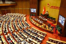 Vote pour l'approbation du projet de résolution. Photo : VNA.