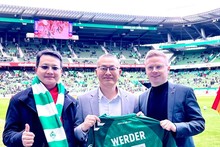 L'ambassadeur du Vietnam en Allemagne, Vu Quang Minh (centre), s'est vu remettre un maillot du club Werder Brême. Photo : VNA.