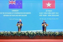 Le Premier ministre Pham Minh Chinh et son homologue néo-zélandais lors de la conférence de presse conjointe, le 26 février à Hanoï. Photo: VNA