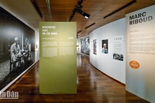 L'exposition photographique de Marc Riboud sur le thème « Vietnam pendant les années 1966 – 1976 » suscite l’attention d'un grand nombre du public. Photo : NDEL.