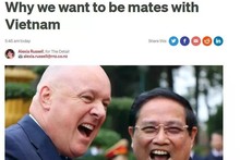 Le Premier ministre néo-zélandais Christopher Luxon (à gauche) et le Premier ministre vietnamien Pham Minh Chinh lors de sa visite au Vietnam en février. Photo : RNZ.